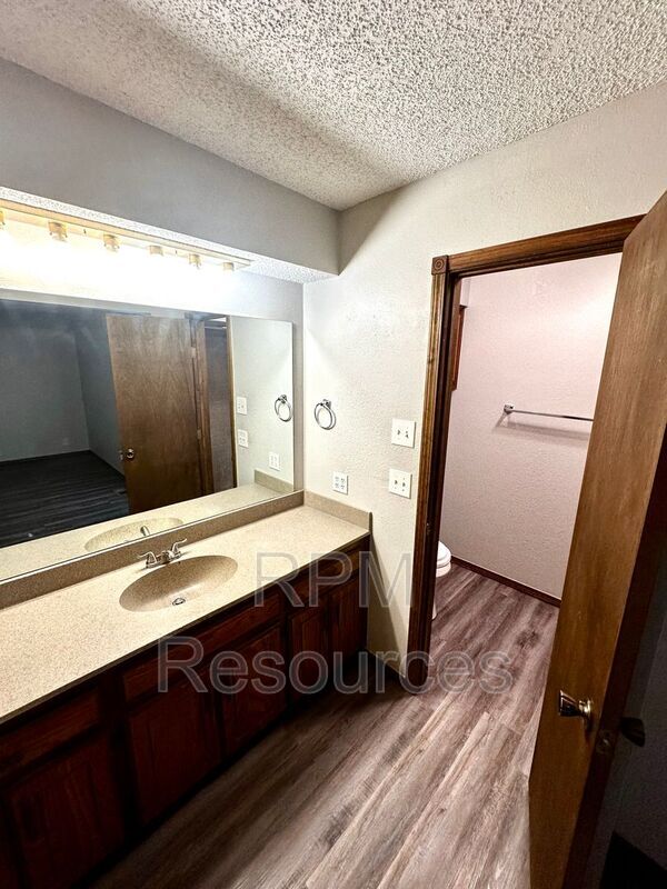Building Photo - 2813 Greenfield Dr