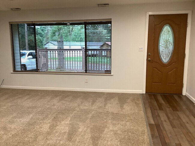 Building Photo - 1 STORY RAMBLER 3 BED 1.5 BATH IN PORT ORCHARD