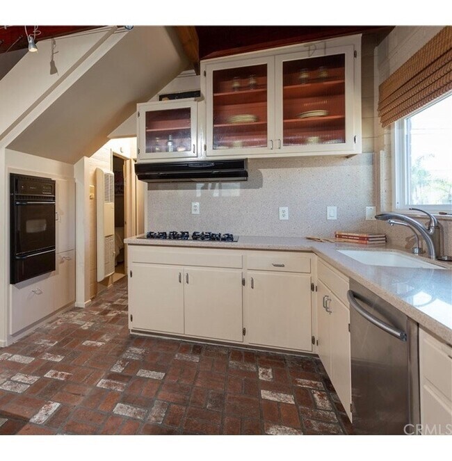 Full Kitchen - 34 60th Pl