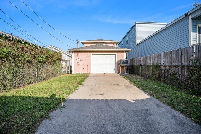 Building Photo - 5207 Avenue K