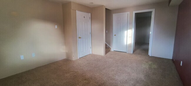 Building Photo - Spacious single family home in a quiet neighborhood