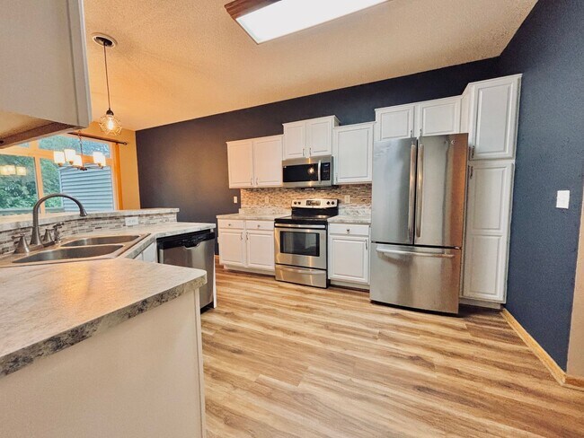Building Photo - Gorgeous 3 Bedroom 4 Bath End Unit in Eagan