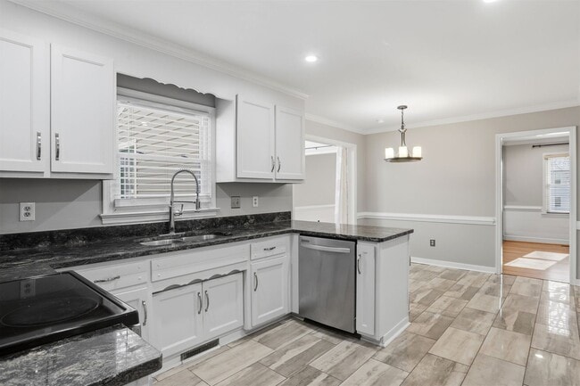 Building Photo - LOVELY 4 BEDROOM HOME IN MONACAN HILLS