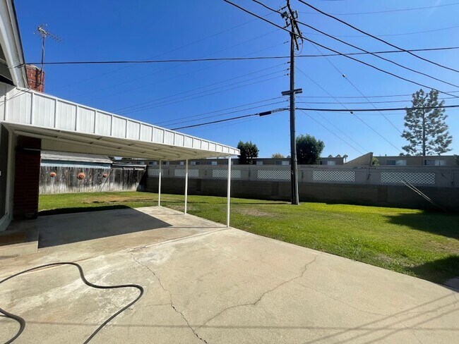 Building Photo - BEAUTIFULLY UPDATED 3 BEDROOM 2 BATH HOME ...