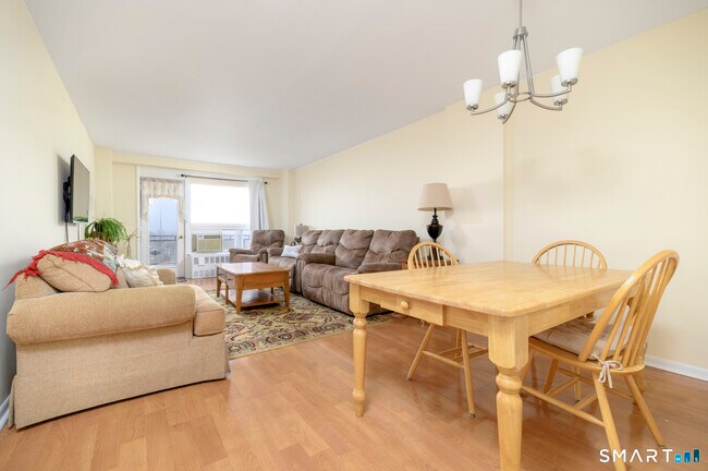 Building Photo - 91 Strawberry Hill Ave