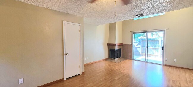 Building Photo - Very Nice 1bd/1bth Condo in gated complex w/ swimming pool!