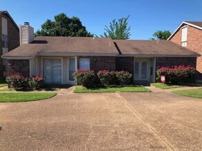 Building Photo - Charming 2-Bedroom Duplex with Modern Upgrades in Pecan Ridge!