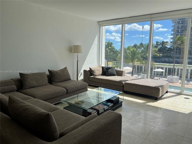 Primary Photo - 10275 Collins Ave