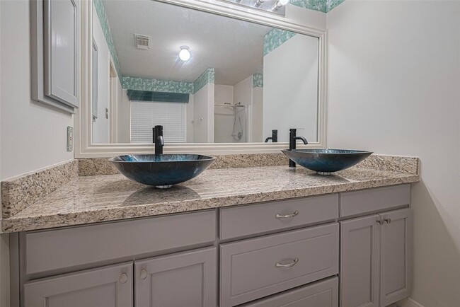 Building Photo - 6607 Bayou Crest Dr