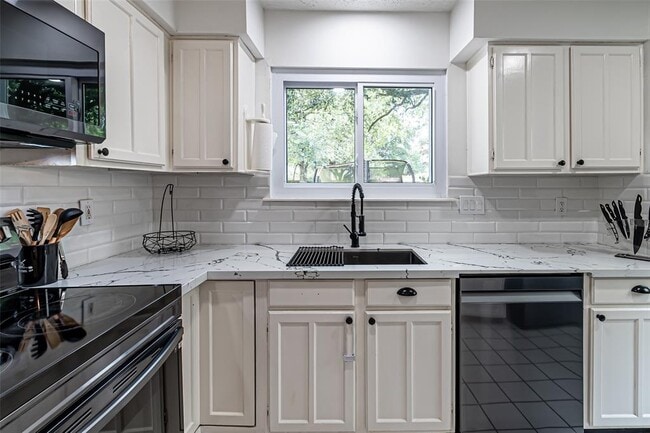 Building Photo - 21306 Castlemont Ln