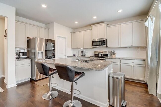Building Photo - 7246 Gladstone Cir