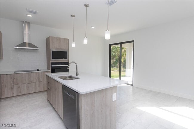 Building Photo - 1032 N Hilton Cir