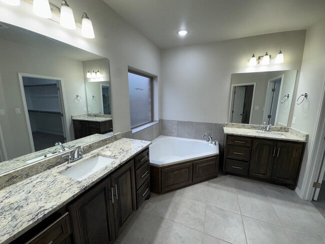 Building Photo - 5209 Lamont Ave