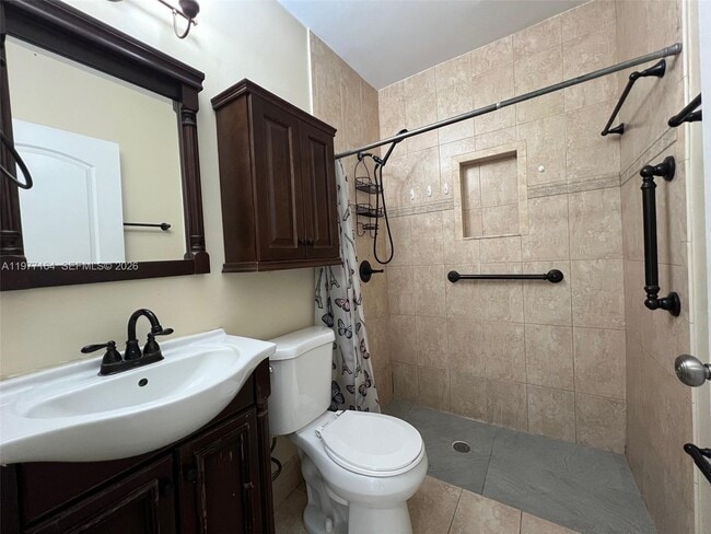 Building Photo - 425 SW 64th Ct