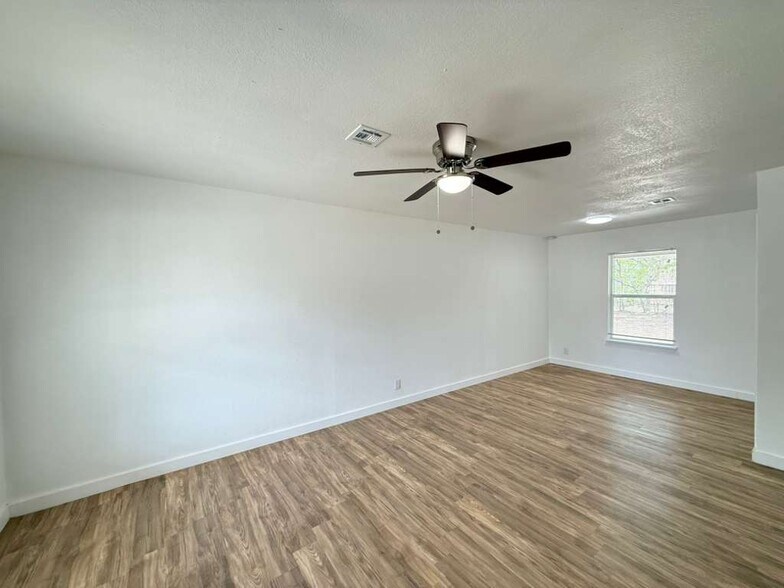 Building Photo - 339 Brettonwood Dr