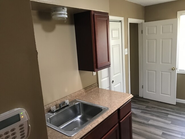 Building Photo - Updated 1 Bedroom House in South County