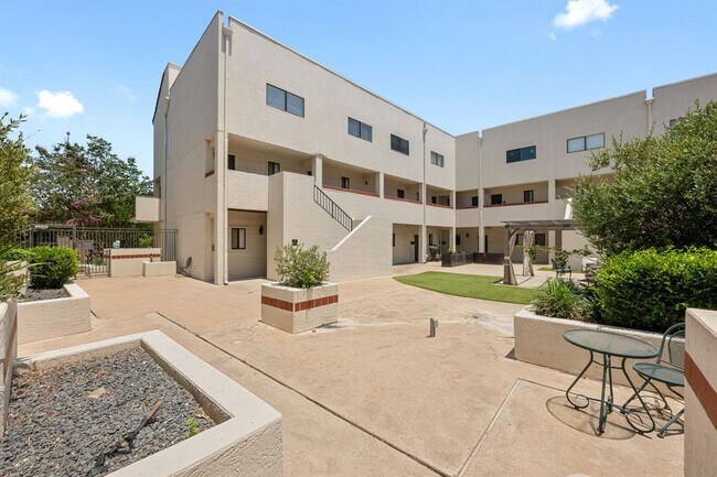 Building Photo - 2605 Enfield Rd