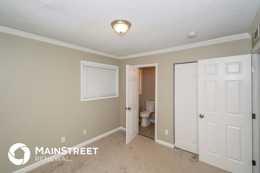 Building Photo - 1309 Lake Ln NE