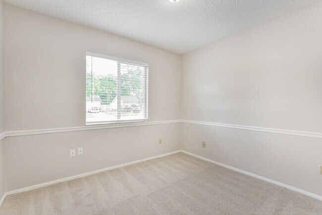 Building Photo - 213 Moonbeam Rd