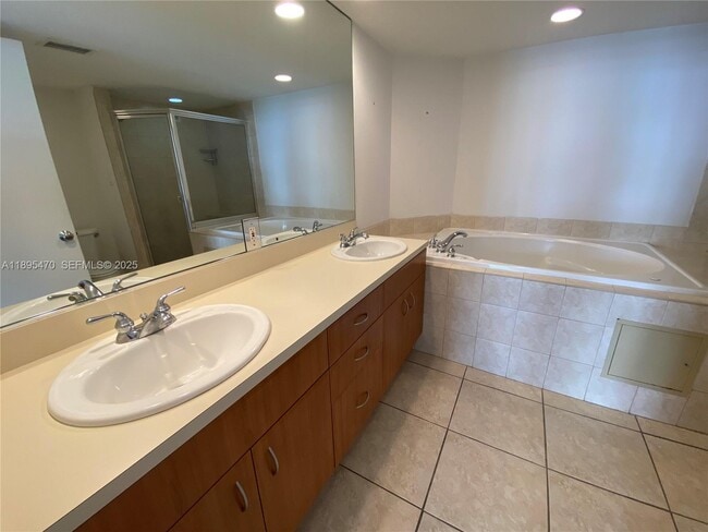 Building Photo - 5600 Collins Ave