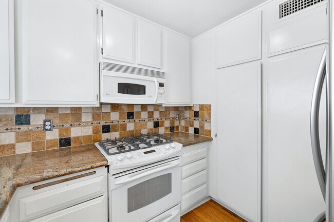 Building Photo - 2450 E Del Mar Blvd