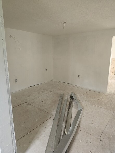 Building Photo - 107 Bell St
