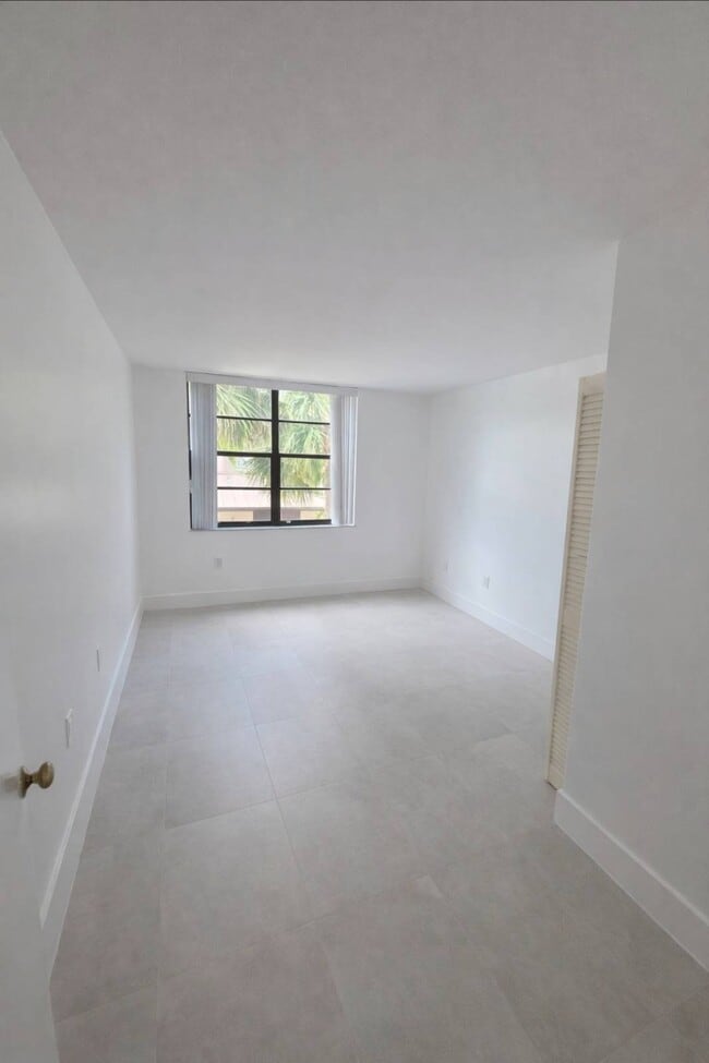 Building Photo - 13000 SW 92nd Ave