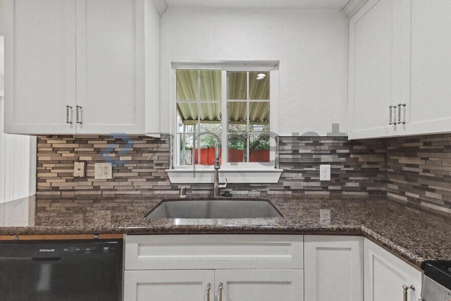 Building Photo - 1653 Robin Hood Ct