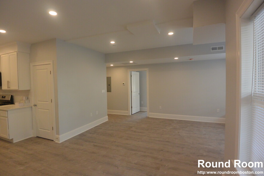 Building Photo - 120 Kenrick St