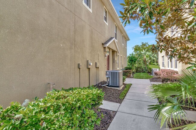 Building Photo - Great Townhouse in Gated Community