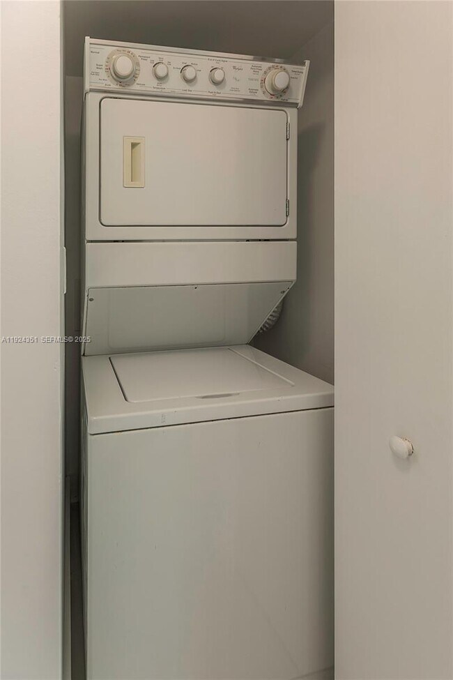 Building Photo - 325 S Biscayne Blvd