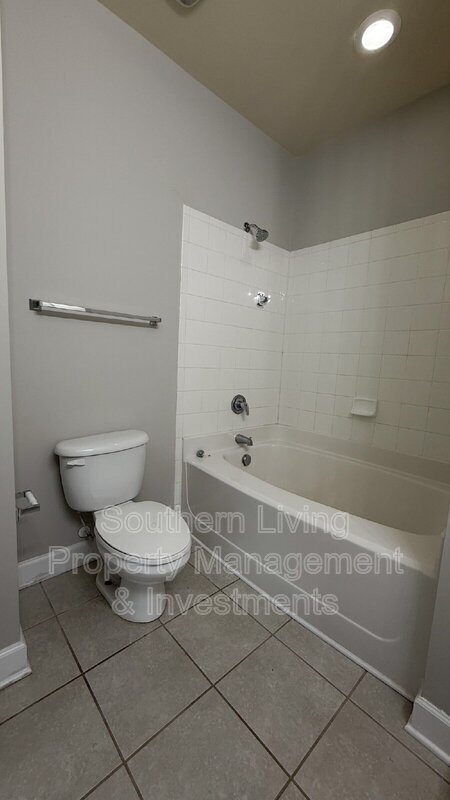 Building Photo - 127 S Sycamore St