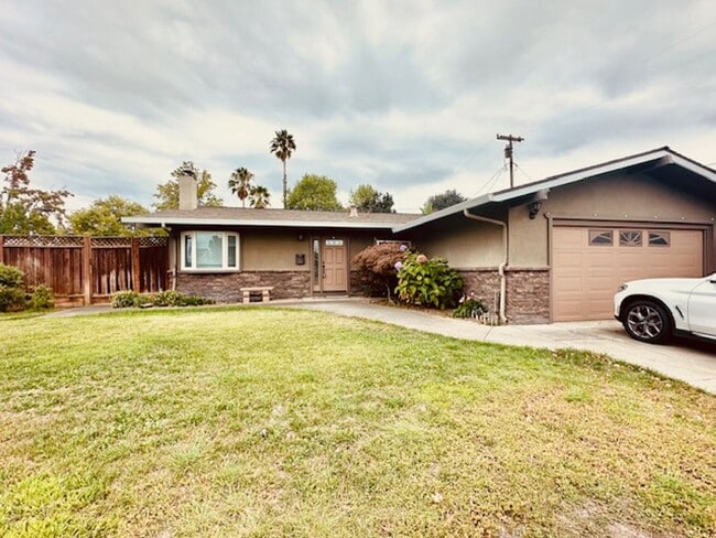 Building Photo - Move right in! This is an ideal home, gorg...
