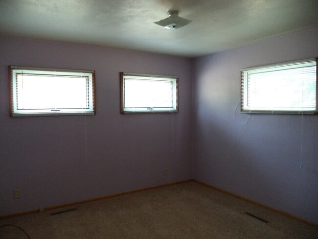 Building Photo - 1224 6th Ave NE