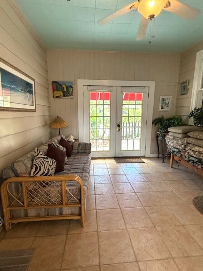 Building Photo - Downtown Bungalow