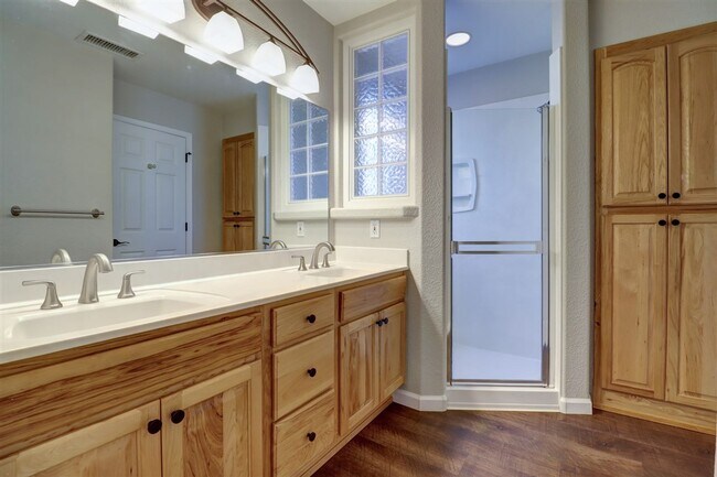 Building Photo - Immaculate 3 bedroom, 2 bath home in Presc...