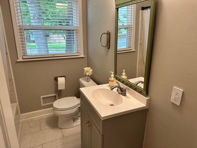 Building Photo - Beautiful 3 Bedroom Home in Windsor Park!
