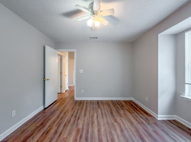 Building Photo - LOVELY SE 3/2 w/ New Paint, Fireplace, Fenced Yard, Vaulted Ceilings, Washer/Dryer, & No Carpet! ...