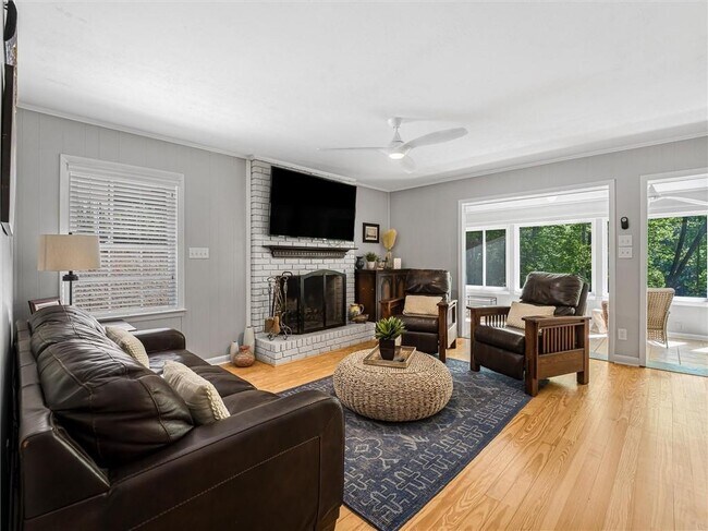 Building Photo - 6265 Lakeview Dr