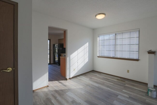 Building Photo - {8515} Walking distance to South Lake Park + 2 Car Attached Garage + Deck!