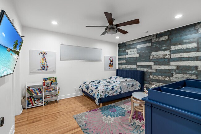 Building Photo - 2471 NE 46th St