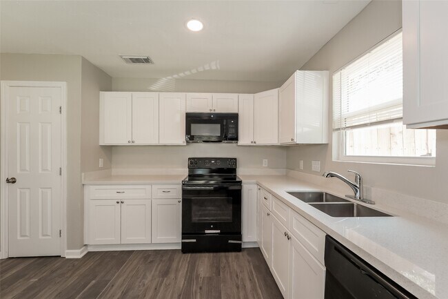 Building Photo - 5630 Gineridge Dr