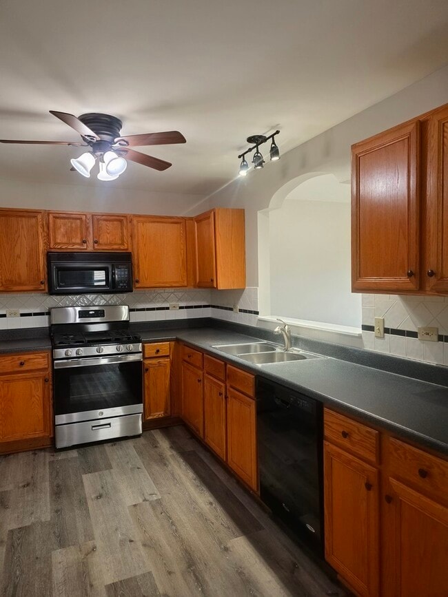 Building Photo - 675 Fieldcrest Dr