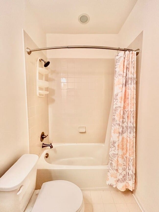 Building Photo - Welcome to the desirable Howard Square