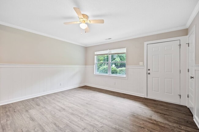 Building Photo - Three Bedroom Home!