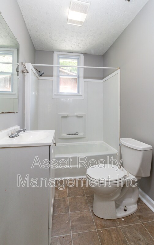 Building Photo - 2647 Selma Ave
