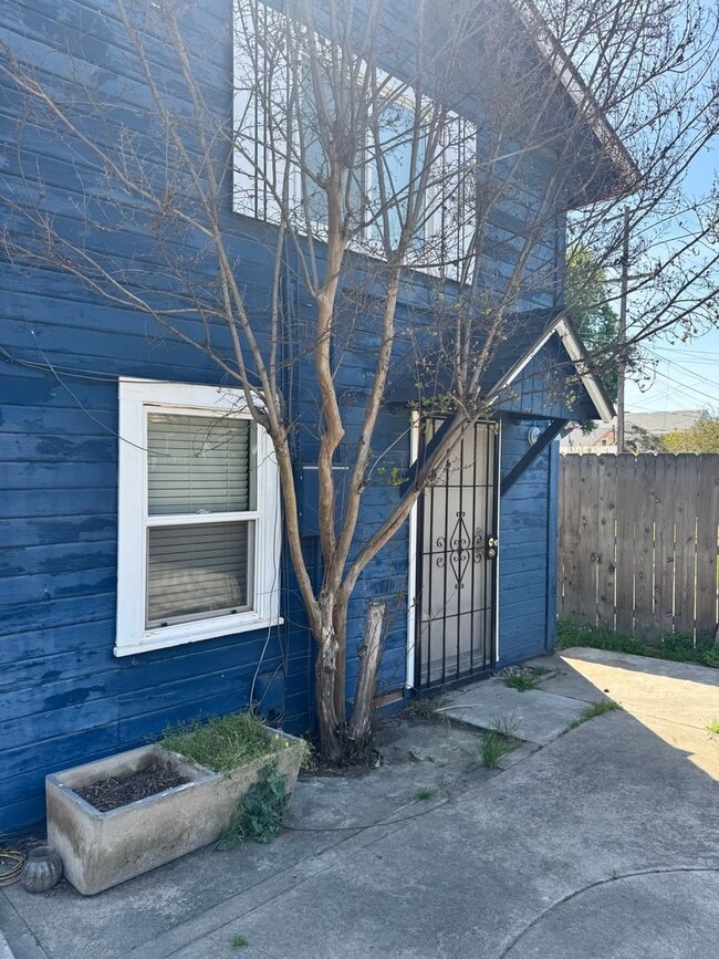 Building Photo - 1324 N Farris Ave