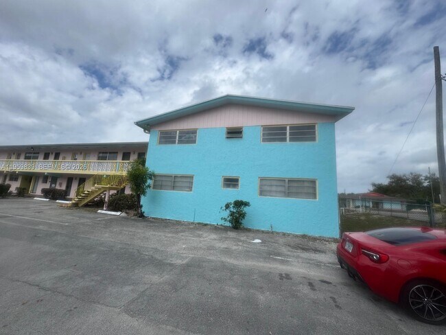 Building Photo - 285 NE 191st St