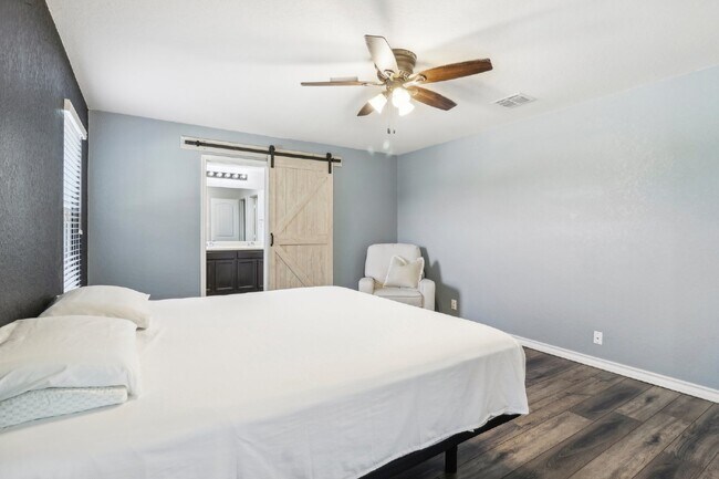 Building Photo - "Charming 4-Bedroom Oasis with custom fini...
