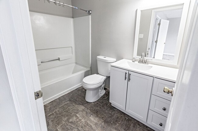 Building Photo - Renovated Townhome in Woodburne